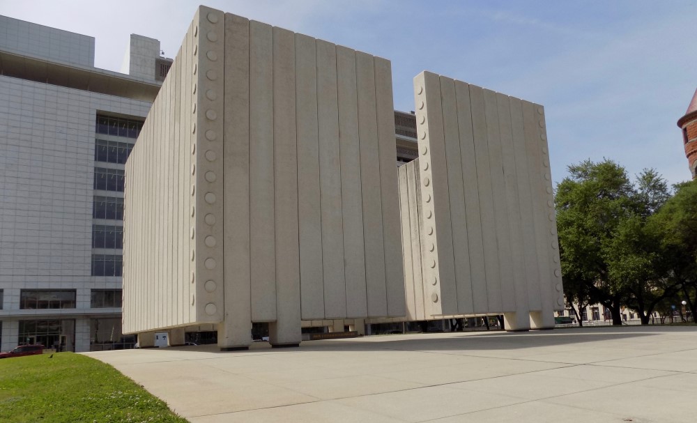 John_F._Kennedy_Memorial_Plaza_04081801